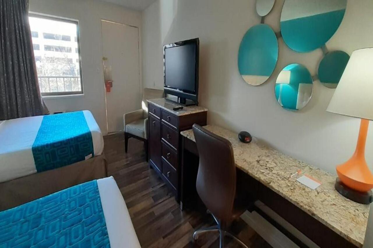 Howard Johnson By Wyndham Downtown 2*