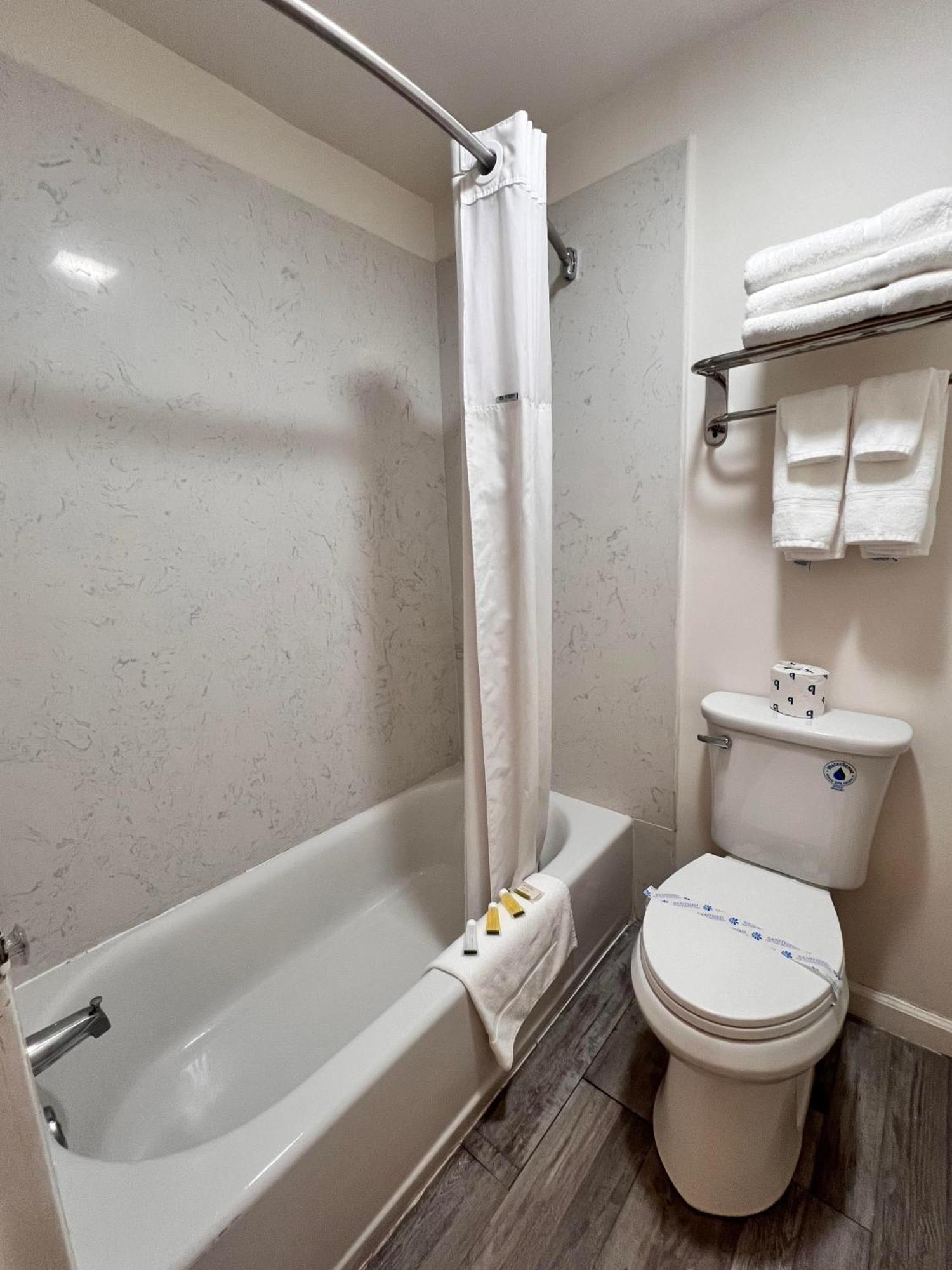 Howard Johnson By Wyndham Downtown 2*
