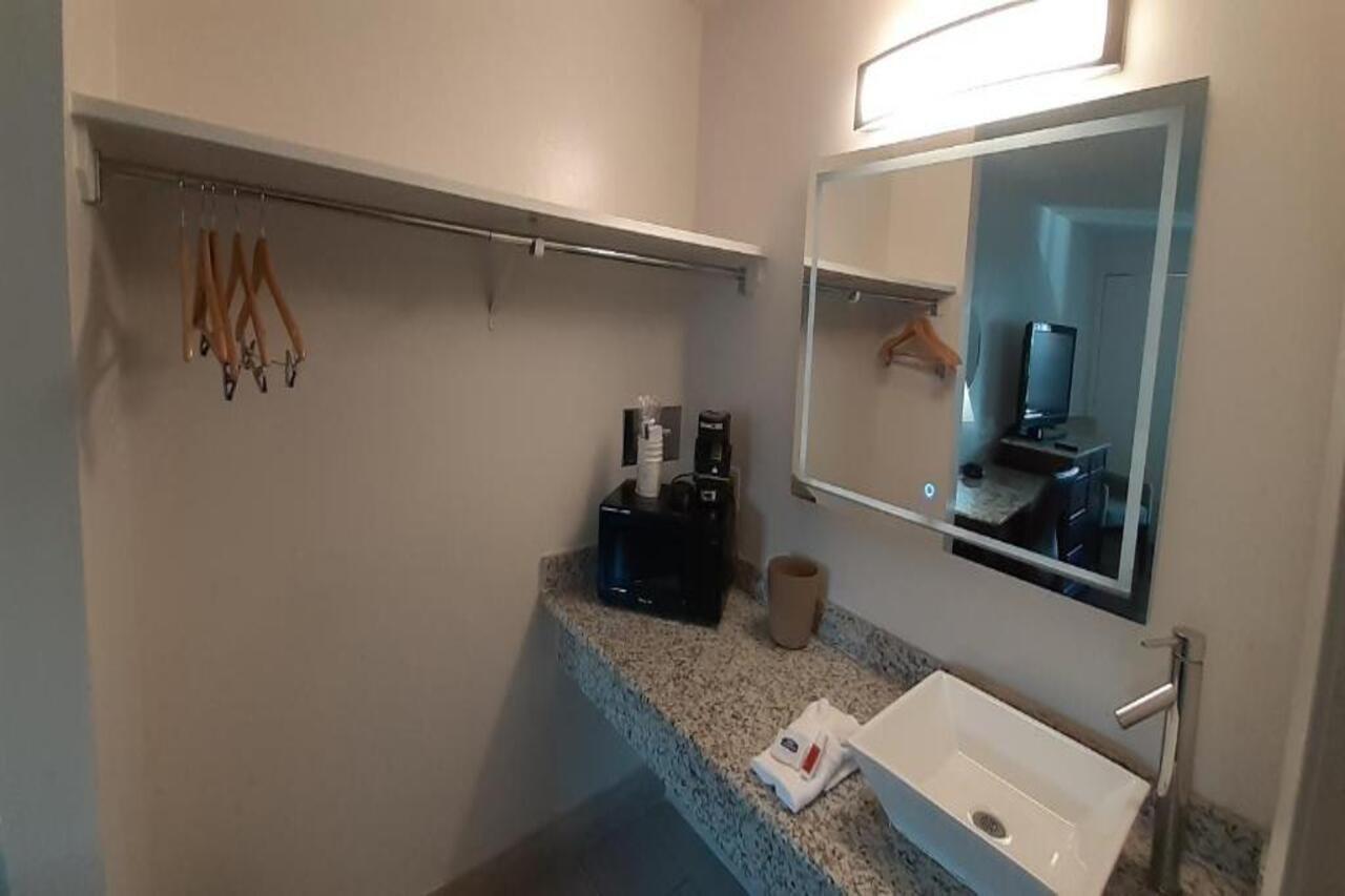 Howard Johnson By Wyndham Downtown Hotel Reno