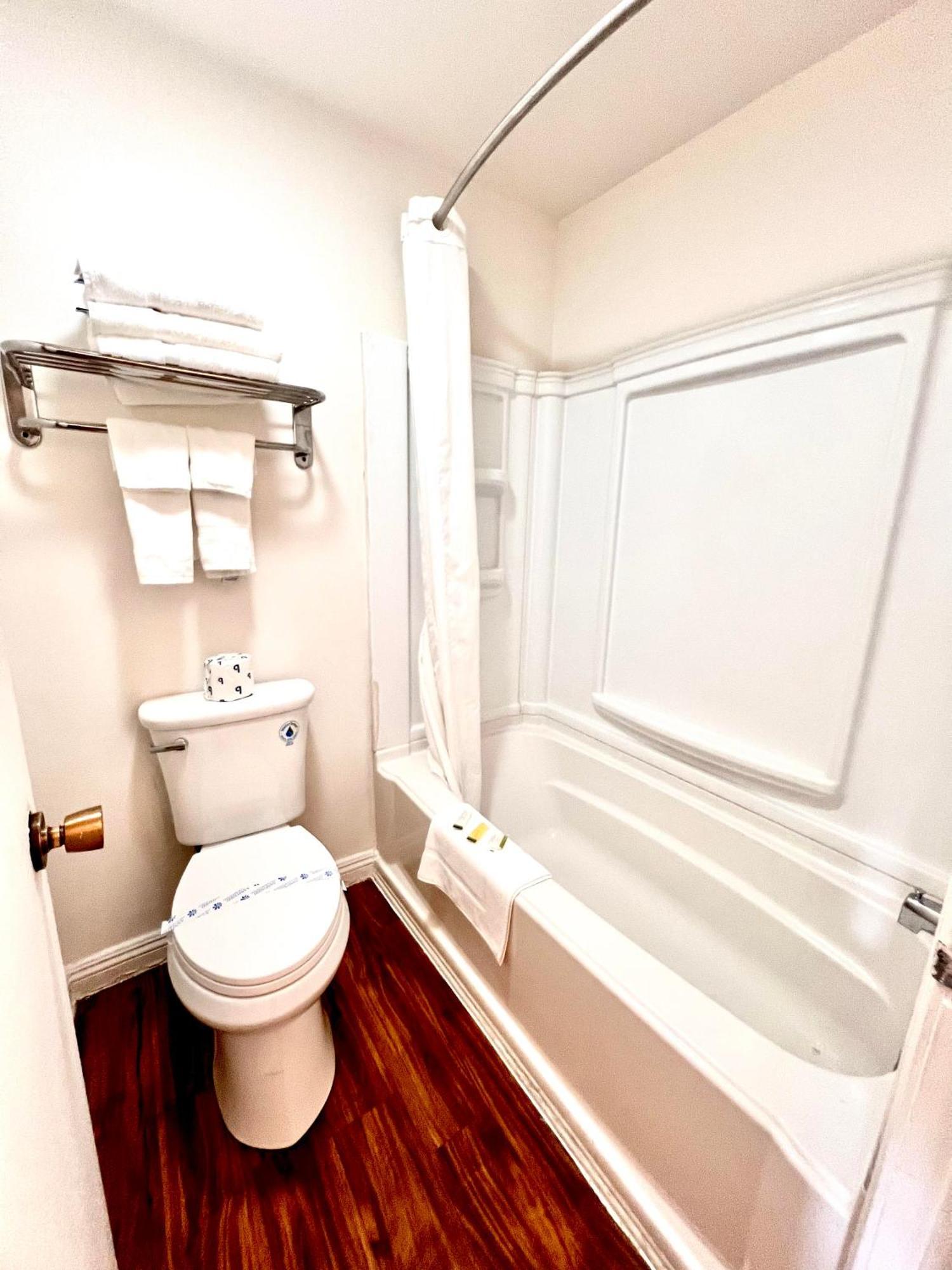 Howard Johnson By Wyndham Downtown 2* Reno
